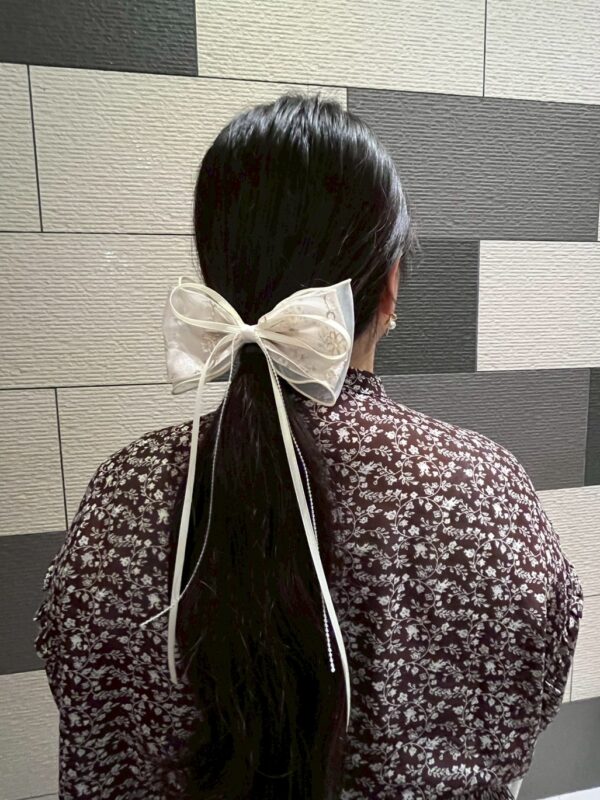刺繡雙層蝴蝶結彈力夾 -珠珠款_米白_穿搭